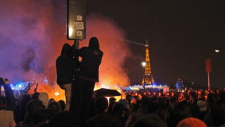Властите във Франция забраниха протестите срещу парламента след втора нощ