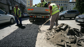 Спешно ремонтират столични улици