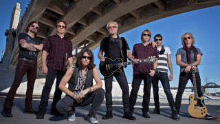 Първата оригинална биография описваща вълнуващата история на рок иконите FOREIGNER