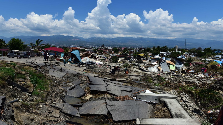 Над 100 затворника в Индонезия са избягали след земетресението
