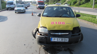 Двама мъже са пострадали леко при пътнотранспортно произшествие между таксиметров