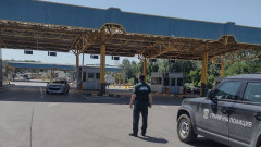 Задържаха трима за телефонна измама при опит да напуснат страната през Дунав мост