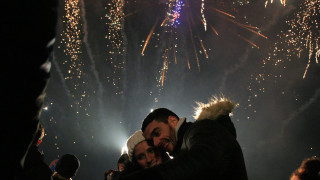 Новогодишният концерт Сцена под звездите събра хиляди българи на площад