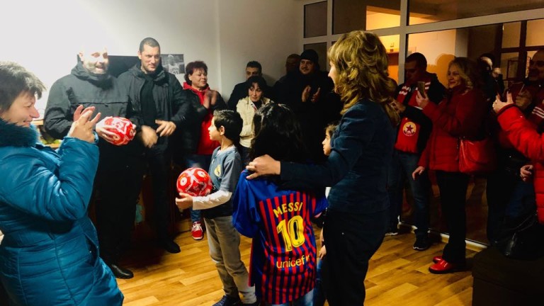 Фенове на ЦСКА зарадваха деца от център за настаняване от семеен тип 