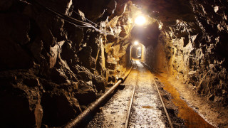 Асансьор в мина за платина в Южна Африка внезапно падна