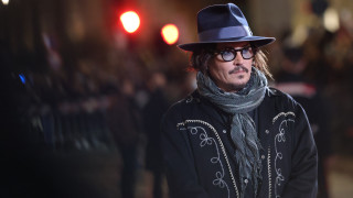 Коя е мистериозната червенокоса жена до Джони Деп