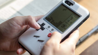 Този калъф превръща всеки iPhone в Game Boy