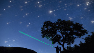 Да лежиш през нощта на морския бряг и да гледаш