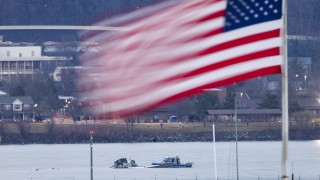 Разследващите сблъсъка във въздуха през януари между пътнически самолет и