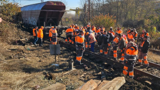 Един от 18 те вагона на товарна композиция със зърно на