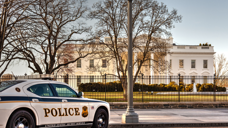 Блокираха Белият дом заради подозрителна дейност край оградата му