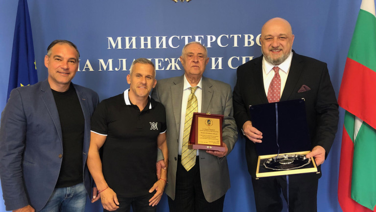 Министър Кралев награди Никола Проданов с почетен плакет на ММС