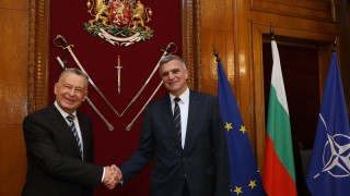 Министърът на отбраната Стефан Янев се срещна с извънредния и