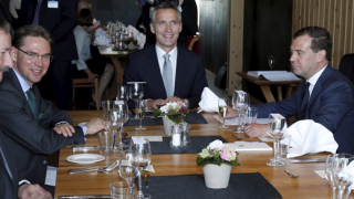 Защо най-зависимият от Русия съсед не се страхува от нея?