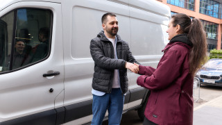 и водещата й марка за онлайн залози и игри дариха