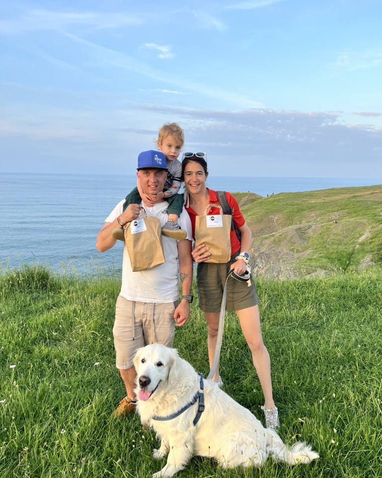  С Hiker и край морето 