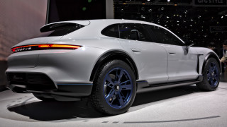През 2018 г Porsche показа концепцията на комбито Taycan Този