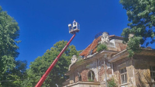 Обезопасяват покрива на неработещата баня в "Горна баня"