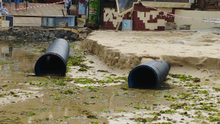 Заровени в пясъка отходни тръби се появиха след наводнението на