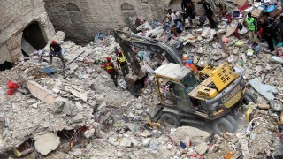 Най млако 16 души загинаха след срутване на пететажна жилищна сграда