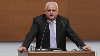 Всички служители разследващите полицаи и оперативните работници продължават да