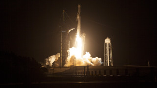 Американската частна компания SpaceX изстреля ракетата Falcon 9 с космическия