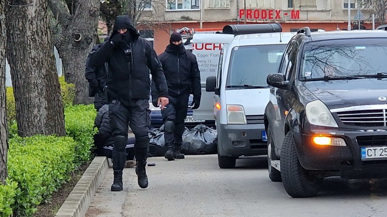 Специализирана полицейска операция тече в Казанлък, съобщава БГНЕС.
Няколко души са