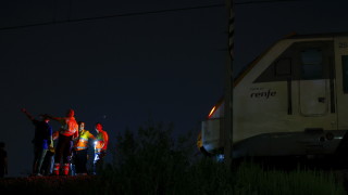 Най малко четирима души загинаха в неделя след като бяха блъснати