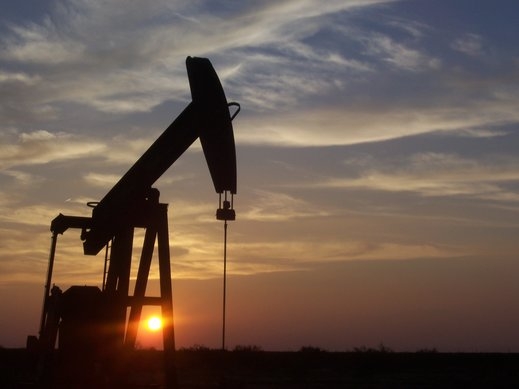 Цената на петрола остава рекордно ниска