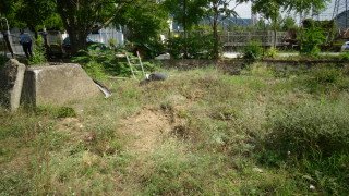 Тежки камиони изхвърлят строителни отпадъци в дере през което преминава