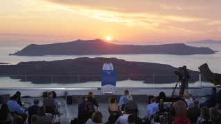 От емблематичния остров Санторини премиерът на Гърция Кириакос Мицотакис заяви
