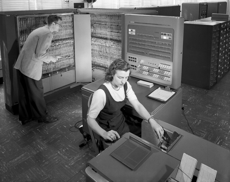 Учени от НАСА използват машина за електронна обработка на данни на IBM през 50-те години на миналия век
