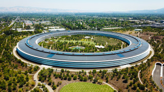Технологичният гигант Apple стана четвъртата голяма дигитална компания която се