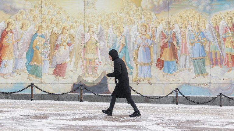Снежна буря със силни ветрове удари Украйна в понеделник, оставяйки повече