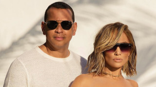 На 9 март след две години връзка Алекс Родригес коленичи