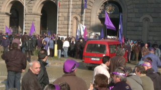 Превеждат заплатите на работниците от "Кремиковци"