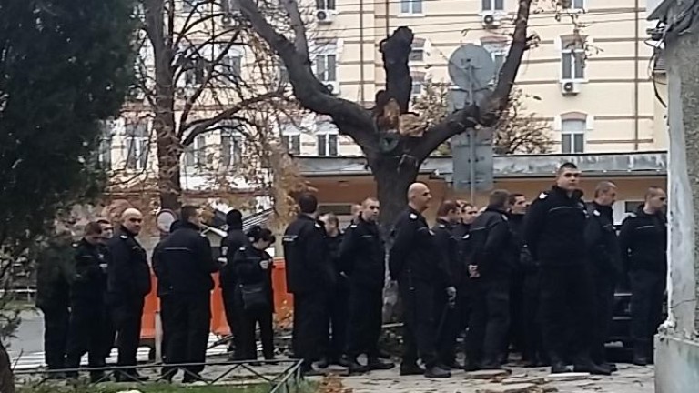 Служителите в затворите у нас излизат на протест