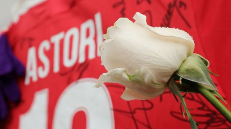 Футболистите на Фиорентина, както и феновете на тима, почетоха паметта
