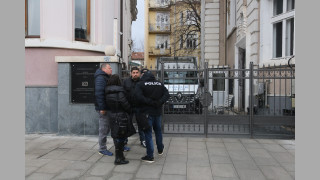 С охрана с автомати изнасят още предмети от колекцията на Божков