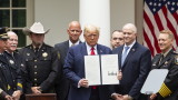 Тръмп подписа заповедта за реформа в полицията 