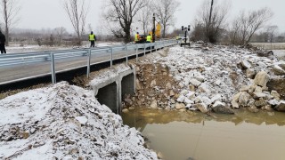 Лек автомобил падна в коритото на река Места съобщи БНТ Причината