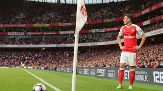 Малка утеха за Арсенал: Месут Йозил остава в клуба