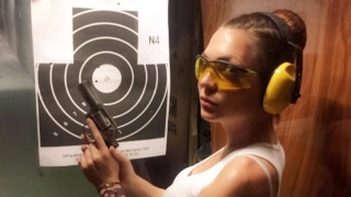 Фолк изпълнителката Ашли има нова страст и това е стрелбата