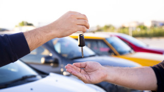 Продажбите на нови леки коли в България растат с 32%, в ЕС - с 12%