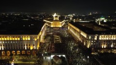 "Вън Пеевски и Борисов от властта": Хиляди на протест в триъгълника на властта