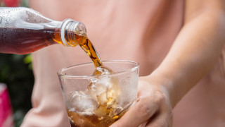 Обикновена или диетична сода Или пък кола Ако това е