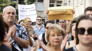 Два граждански протеста се провеждат тази вечер пред сградата на