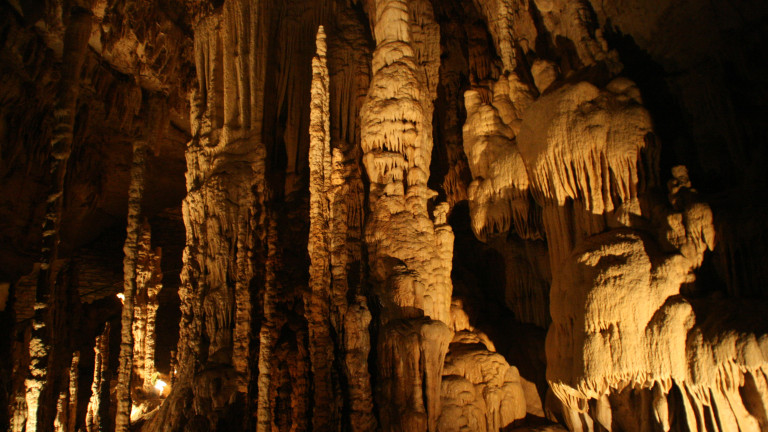 Пещерата Добростански бисер (Ахметьова дупка) край Асеновград не се посещава
