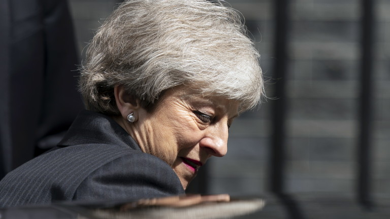Премиерът на Великобритания Тереза Мей е изправена пред нови призиви