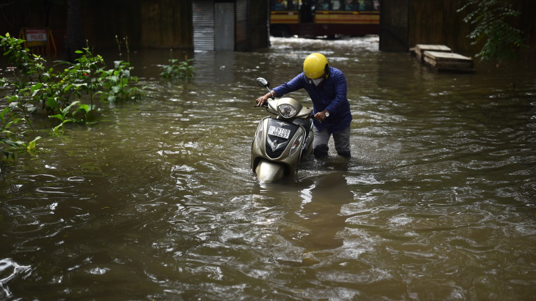 Наводнения и свлачища, предизвикани от интензивни мусонни дъждове, убиха най-малко